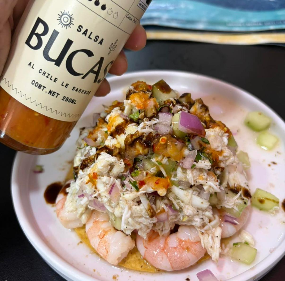 Salsa Bucas Chiltepin junto a un platillo de mariscos