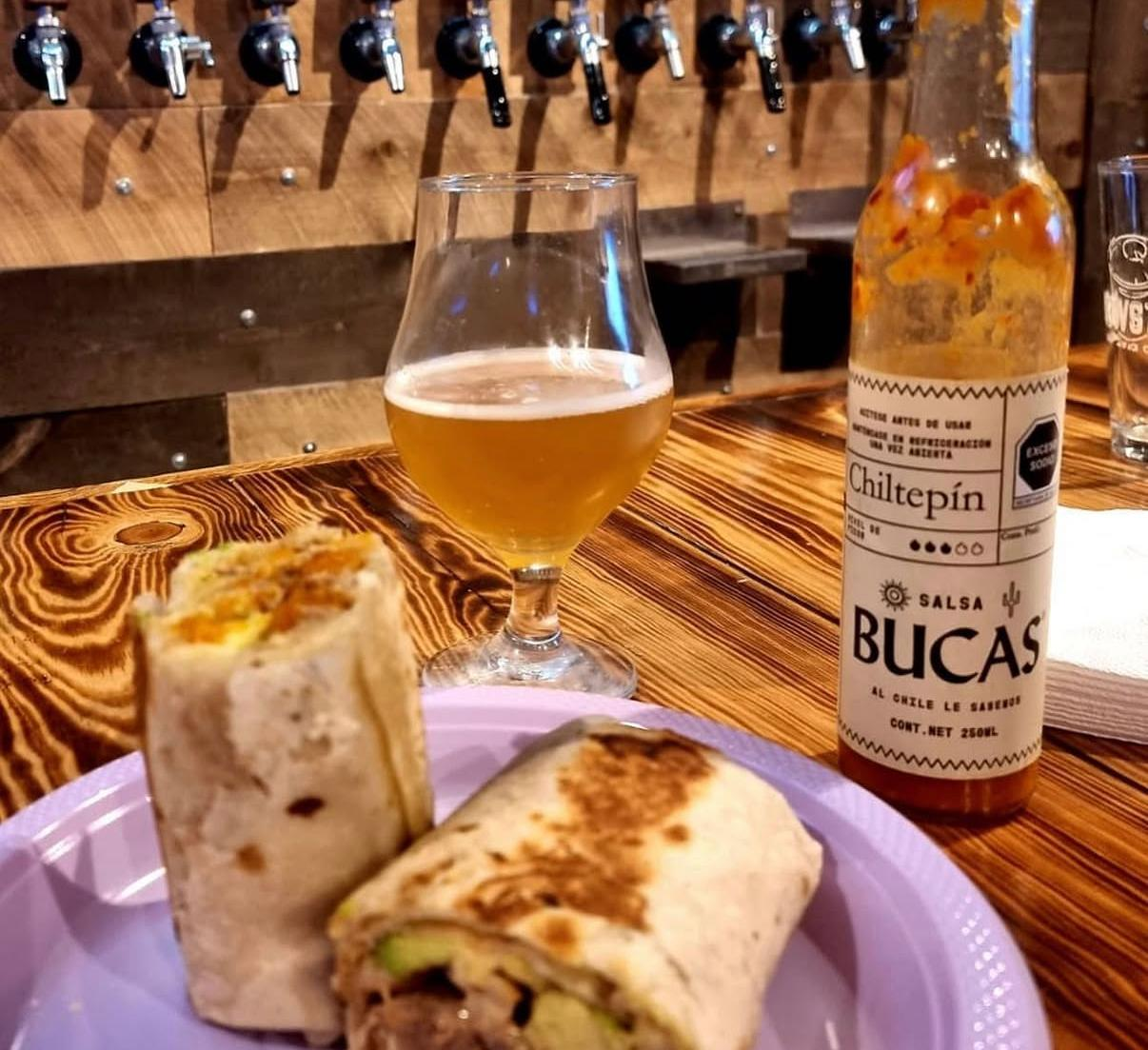 Burrito acompañado de Salsa Bucas