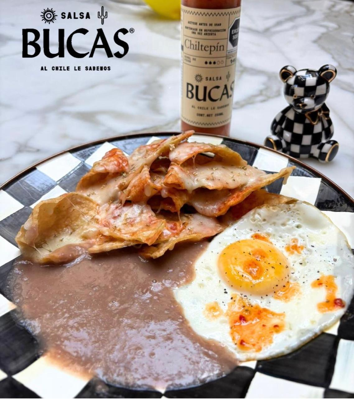 Chilaquiles con huevo, frijoles y Salsa Bucas