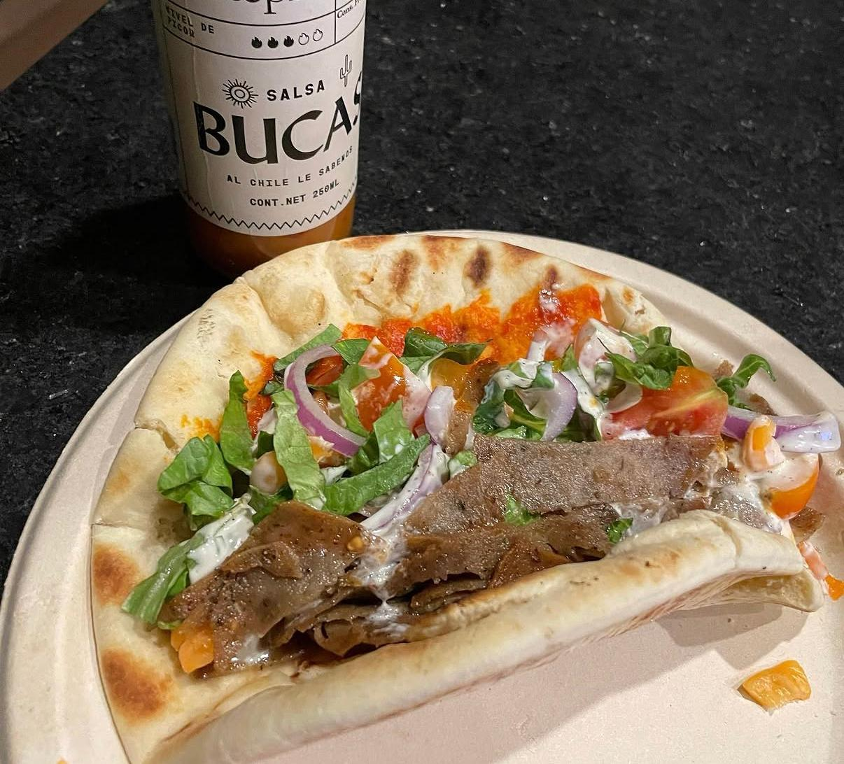 Platillo de carne, verduras y Salsa Bucas